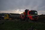 Dvě jednotky profesionálních hasičů zasahovaly v pondělí 23. listopadu v Háji ve Slezsku u nehody nákladního automobilu MAN s návěsem, který skončil na ploše vedle silnice na pravém boku.