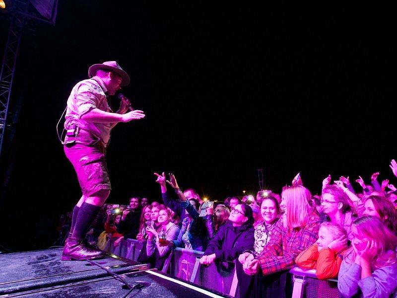 Festival Hrady CZ, který v Hradci nad Moravicí proběhl tento pátek a sobotu sice trošku zkazilo počasí, ale i přesto návštěvnost byla rekordní. Na fotografii skupina Monkey Business.