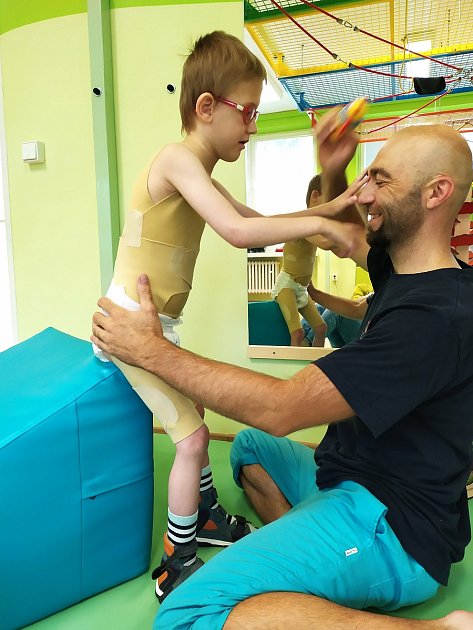 Výtěžek Kabelkového veletrhu deníku pomůže pětiletému Rostíkovi Vegelovi. Na snímku při rehabilitacích s terapeutem.