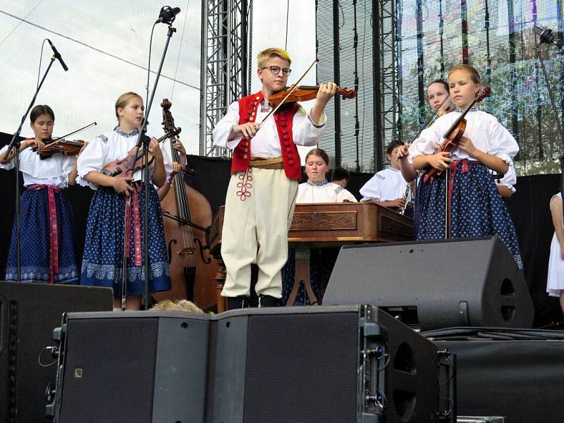 V sobotu pokračovaly v areálu Městské sportovní haly dvoudenní Havířovské slavnosti. Na snímcích folklorní soubor Vonička.