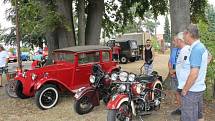 Nablýskané historické motocykly a automobily zdobily v sobotu prostranství zámku v Neplachovicích. Konala se zde již devátá Cisarská veterán rallye.