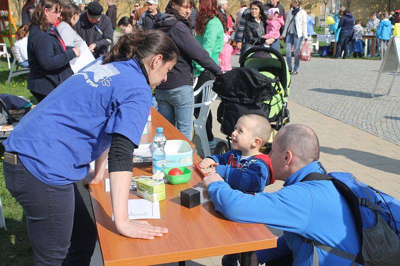 Dobré počasí přilákalo stovky lidí. Účastníci se mohli těšit z vystoupení dechovky Lesů ČR, mažoretek AMA nebo tanečního kroužku při Základní škole v Malých Hošticích. Vyrobit si mohli například svou ptačí budku.