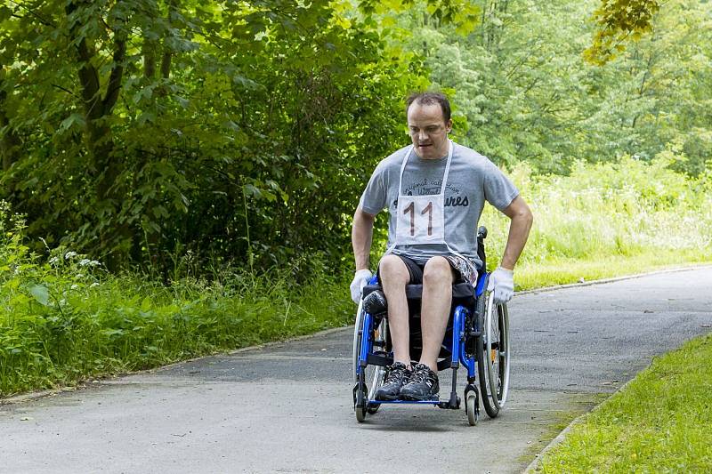 Centrum sociálních služeb v Hrabyni uspořádalo druhý ročník Štafetového maratonu na kolečkách.