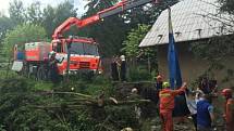 Čtyři jednotky hasičů se podílely ve středu odpoledne v Kružberku na úspěšné záchraně dospělého koně, který spadl do hluboké studny.