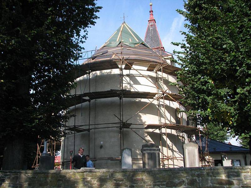 Kostel v Hlavnici se v současných dnech opravuje.