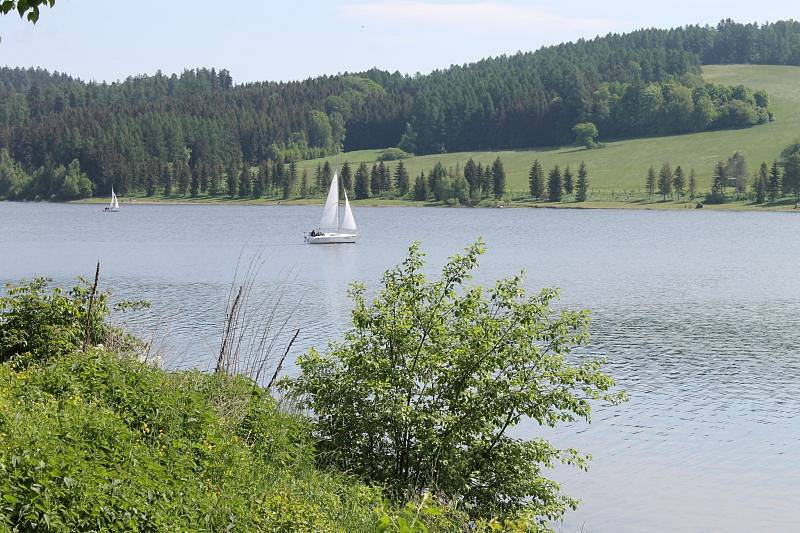 Sezona vodním záchranářům právě začala. Jsou připraveni pomoct lidem, kteří se ocitnou na Slezské Hartě v nouzi.