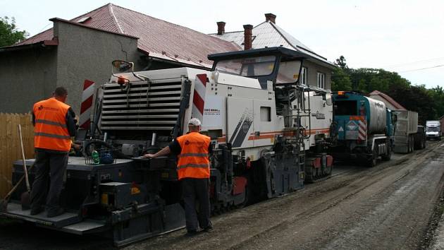 Opravu silnice mezi Hošťálkovy a Vraclávkem s povděkem kvitují místní obyvatelé.