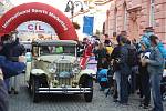 O víkendu padesátka historických vozů v rámci mezinárodní akce Trofeo Niké vyrazila z Krnova do Jeseníků. Posádky si daly záležet, aby se také svými kostýmy vrátily do dávných časů.