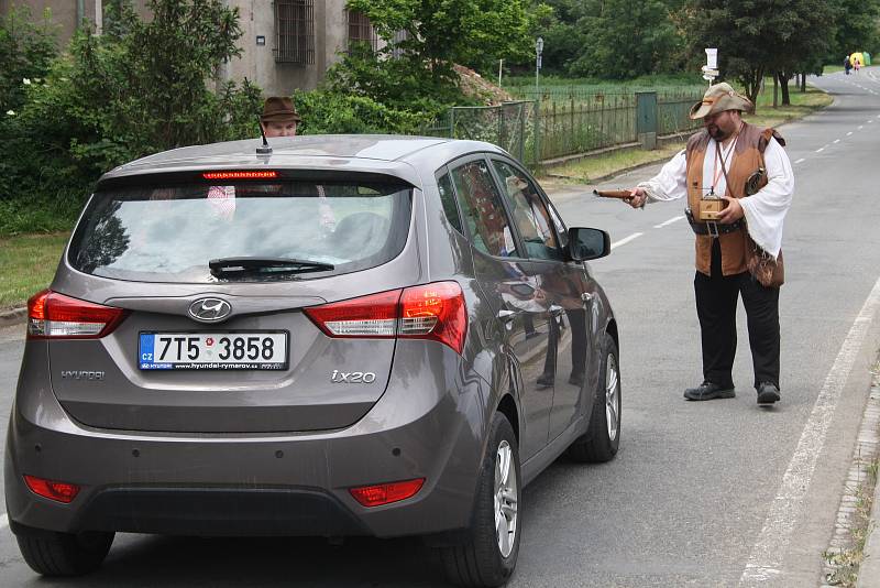 Loupežník Hotzenplotz má na osoblažském náměstí sochu, aby se jeho fanoušci měli u čeho fotit. Hotzenplotz se Osoblaze odvděčil tím, že přepadl vlak plný turistů a pár aut.