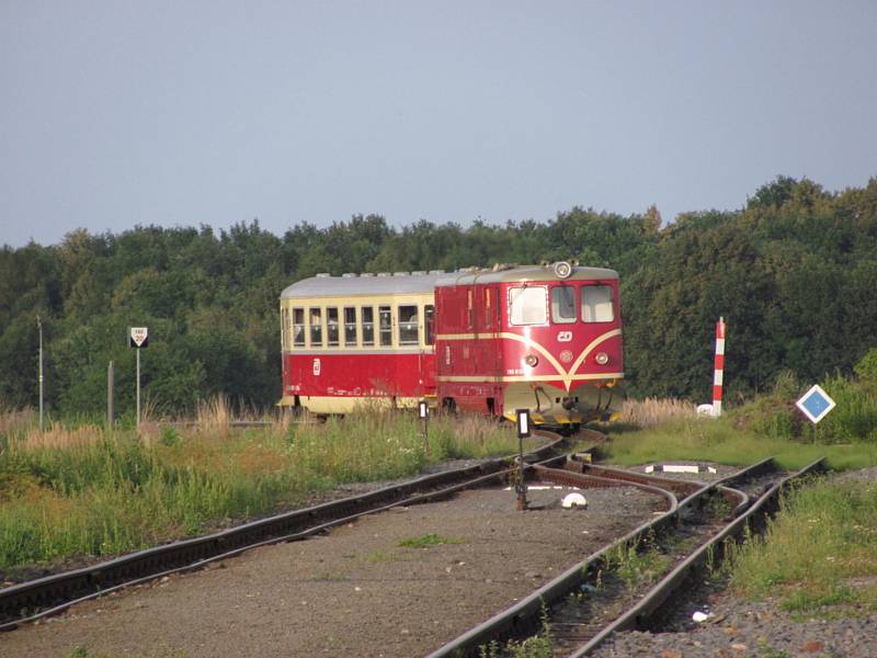 Vlaky Českých drah zajišťovaly na Osoblažce každodenní osobní dopravu a současně byly technickou atrakcí. Od 16. června 2022 až do odvolání vlaky ČD nahradí výlukové autobusy.