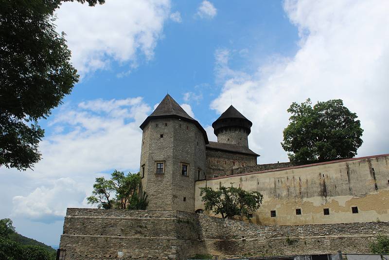 V sobotu se na hradě Sovinci na okraji Moravskoslezského kraje konala velkolepá historická akce pro veřejnost s názvem Slavnosti pánů ze Sovince. Kromě natěšených diváků se jí zúčastnilo několik skupin historického šermu, divadelníků, komediantů, kejklířů