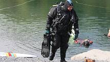 Společného cvičení policejních a báňských potápěčů u zatopeného lomu Šifr u Svobodných Heřmanic.