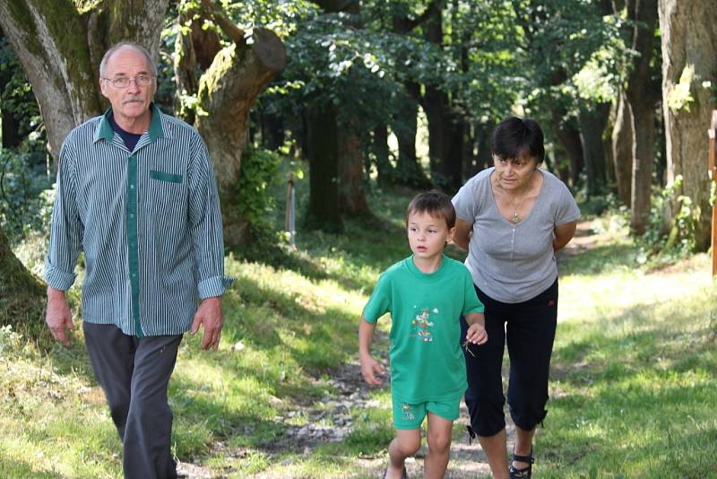 Křížovou cestou proudili na svátek svaté Anny ke stejnojmennému kostelu na Annabergu nad Andělskou Horou poutníci, aby si vyslechli mši svatou duchovního správce Marka Žukowského. 