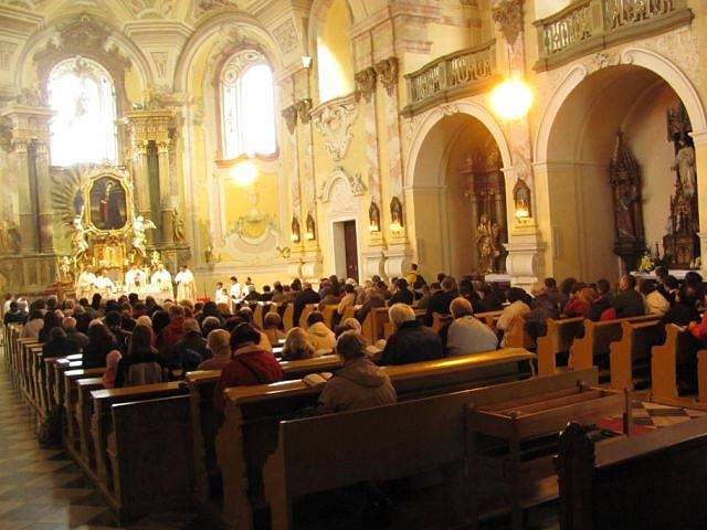 V poutním chrámu Panny Marie Sedmibolestné na Cvilíně proběhla ve středu za velkého zájmu věřících slavnostní mše. Touto bohoslužbou byla oficiálně zahájena letošní poutní sezóna.