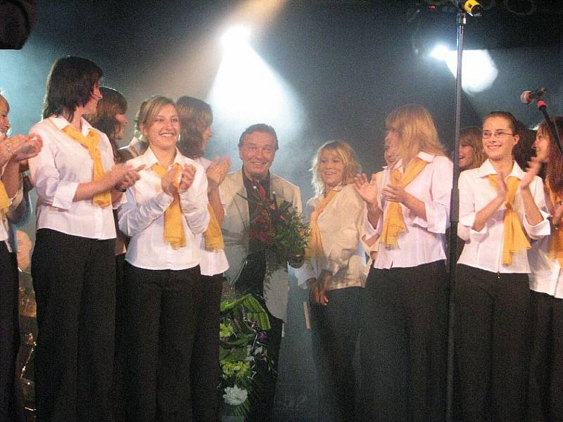 V říjnu 2008 krnovský dívčí sbor Ars Voce s dirigentem Kamilem Trávníčkem dělal Karlu Gottovi předskokana v krnovském divadle. Gott se v Krnově rovněž představil jako malíř.