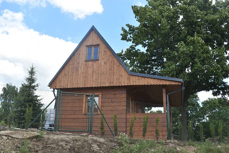 Razová leží na břehu Slezské Harty. Jako jedna z mála obcí má k dispozici přístav i letiště.