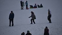 Kromě pejskařů, sáňkařů a rodin s dětmi dorazili na sjezdovku ve Vraclávku dokonce i dva lyžaři. Sobota 9. ledna 2021.