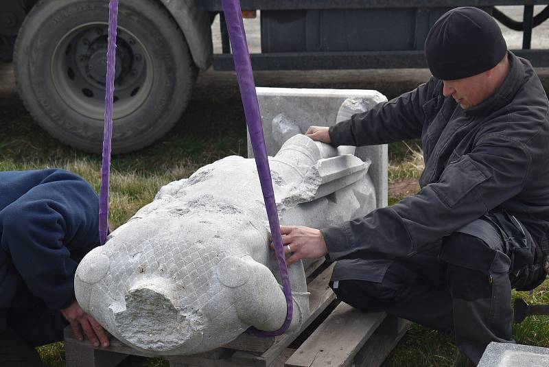 V Hlince před mnoha lety vandal změnil památník padlým  na Bezhlavého rytíře. V restaurátorské dílně rytířovi vrátí tvář, aby se zase stal důstojnou pietou.