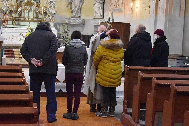 Farníci v Holčovicích přijali svátost pomazání nemocných. Dříve se jí říkalo poslední pomazání. Následovalo svěcení svíček hromniček.