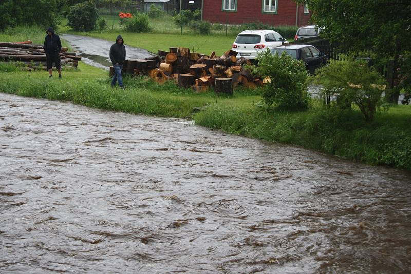 Druhý povodňový stupeň byl vyhlášený na Černé Opavě v Mnichově. První stupeň platí na Opavě v Karlovicích. Velká voda postupuje řekou Opavou níž po proudu.