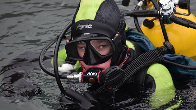 „Proč se potápím? Protože pod vodou je to nádherné,“ říká čtrnáctiletý potápěč Honza  Patterman z Karlovic.  Jeho hobby pomáhají rozvíjet otec Jan  Patterman senior a potápěčský instruktor Roman Kudela.