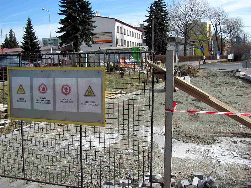 Cyklostezka na Opavské ulici je téměř dokončena. Cyklisti musí slézt z kola až na posledních pár metrech.