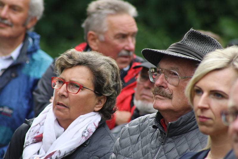 Byl to dojemný okamžik, když se v roce 2018 Češi a Němci setkali v Dívčím Hradě u památníků padlých. Společně oslavili konec první světové války před sto lety.