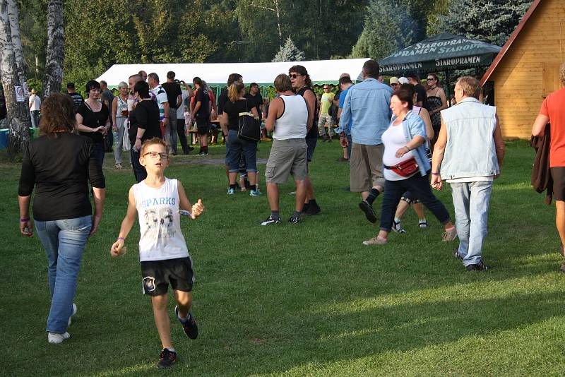 Šestý ročník rodinného festivalu Rockem proti přehradě v Nových Heřminovech.