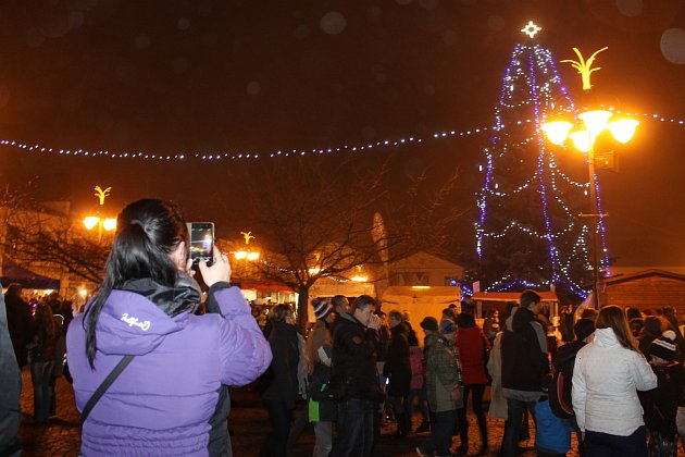 V Bruntále spojili rozsvícení vánočního stromu s ohňostrojem.