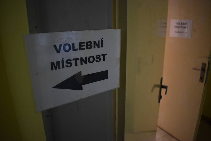 V budově krnovského gymnázia se ve 14 hodin otevřely volební místnosti pro tři okrsky. 23. 9. 2022
