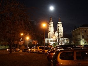 Ti, kdo jsou senzitivní na měsíční fáze, se zřejmě v noci moc nevyspali. Jakmile se rozestoupily mraky, oblohu si pro sebe zabral extrémně jasný Měsíc.