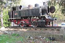 Na podstavci před krnovským nádražím stála parní lokomotiva Bufan, která nejezdila na běžných tratích, ale v cukrovaru. 42 let sloužila jako pomník a objevila se i ve filmu Housata.