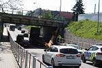 Polský kamion neprojel pod mostem přes Albrechtickou ulici v Krnově.
