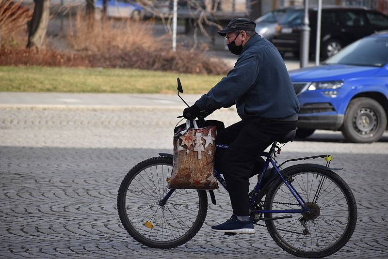 Uvnitř veřejných budou už jsou respirátory samozřejmostí. V centru Krnova se s nimi stále častěji můžeme setkat také venku. 25. února 2021.