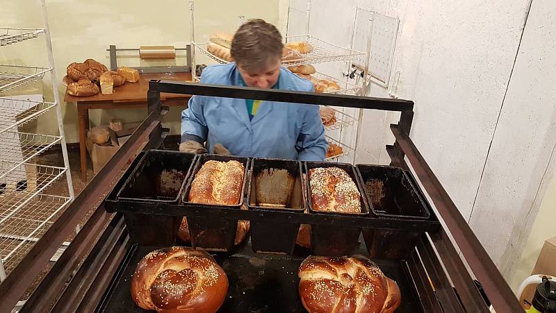 Chléb, upečený z darované mouky v pekárně Mariinka.