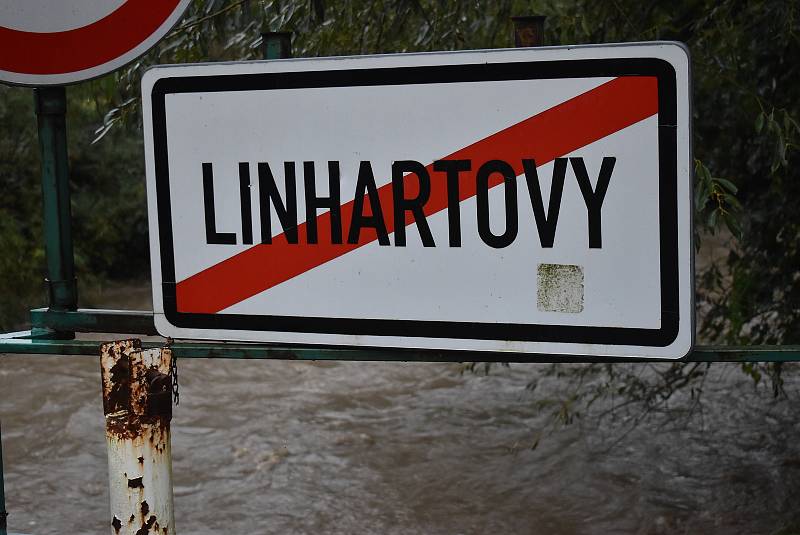 Rozvodněná řeka Opavice zaplavila silnici a odřízla Linhartovy od Města Albrechtic.