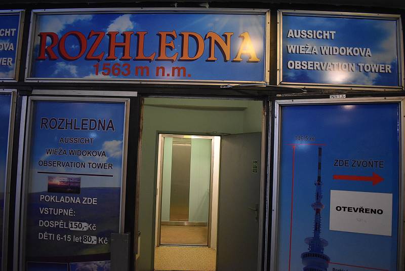 Vysílač na vrcholu Pradědu slouží nejen k šíření televizního signálu, ale také jako nejvýše položená restaurace, hotel a ubytovna v České republice.