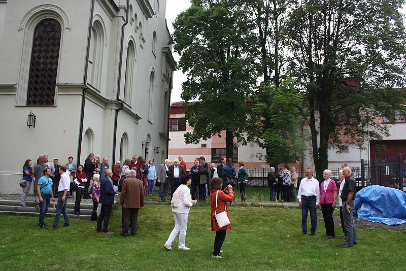 V Krnově byla odhalena pamětní deska, která připomíná takzvaný hladový pohod z června 1945. Při něm bylo v rámci divokého odsunu přinuceno tři tisíce krnovských Němců k pěšímu pochodu do Králík. Na 300 jich zahynulo.