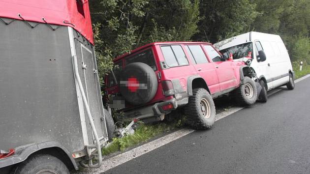 Nehoda při přepravě tažných koní v přívěsu skončila bez zranění osob. Pouze jedno ze zvířat mělo tržnou ránu na hlavě, kterou musel ošetřit veterinář.