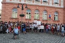 Demonstrace za nezávislou justici a proti vládě 11. června v Krnově.