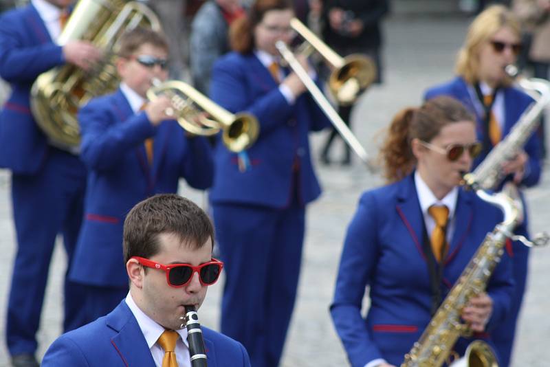 U památníku geniálního architekta Leopolda Bauera se odehrál koncert Dechového orchestru mladých DOM Krnov. Krnovští muzikanti tímto způsobem připomněli 80 let od úmrtí slavného rodáka.