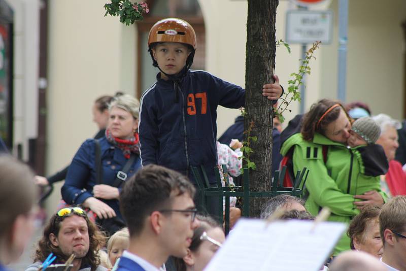 U památníku geniálního architekta Leopolda Bauera se odehrál koncert Dechového orchestru mladých DOM Krnov. Krnovští muzikanti tímto způsobem připomněli 80 let od úmrtí slavného rodáka.