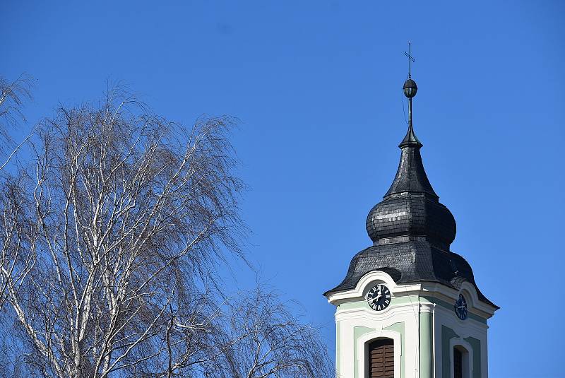 Svobodné Heřmanice leží na hranici okresů Bruntál a Opava. Máme je spojené hlavně se zatopeným břidlicovým lomem Šifr.