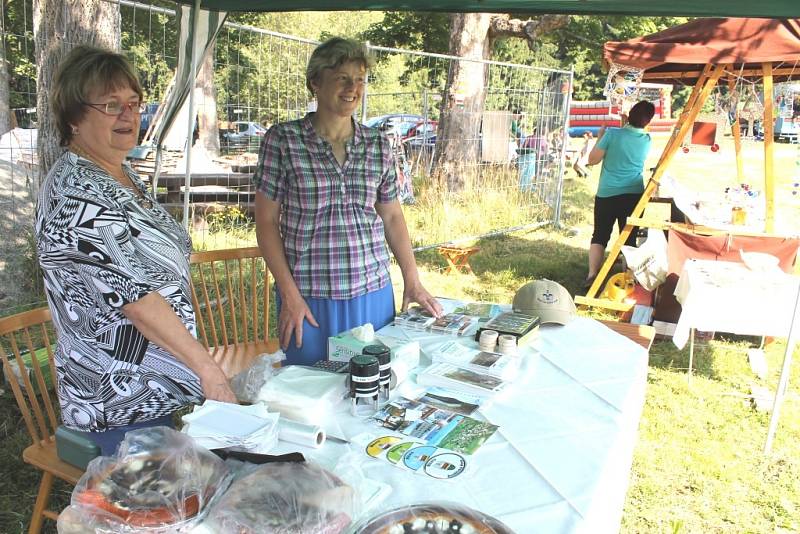 Křížovou cestou proudili na svátek svaté Anny ke stejnojmennému kostelu na Annabergu nad Andělskou Horou poutníci, aby si vyslechli mši svatou duchovního správce Marka Žukowského. 