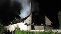 Požár podkrovi rodinného domu v Bohušově zaměstnal na třicet hasičů. Škody se vyšplhaly na milion a půl korun. 