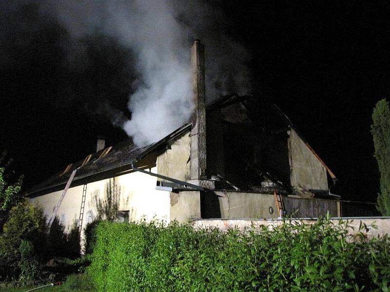 Požár podkrovi rodinného domu v Bohušově zaměstnal na třicet hasičů. Škody se vyšplhaly na milion a půl korun. 