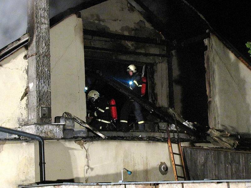 Požár podkrovi rodinného domu v Bohušově zaměstnal na třicet hasičů. Škody se vyšplhaly na milion a půl korun. 