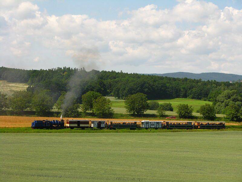 Parní vlak tažený modrou lokomotivou Malý Štokr vyrazil z Třemešné do Osoblahy poprvé na Den dráhy v sobotu 23. června. Nyní už se zde budou konat parní jízdy každou sobotu i neděli až do září. 