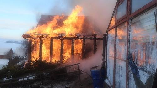 Tři jednotky hasičů zasahovaly v pondělí u požáru dřevěné zahradní chaty.