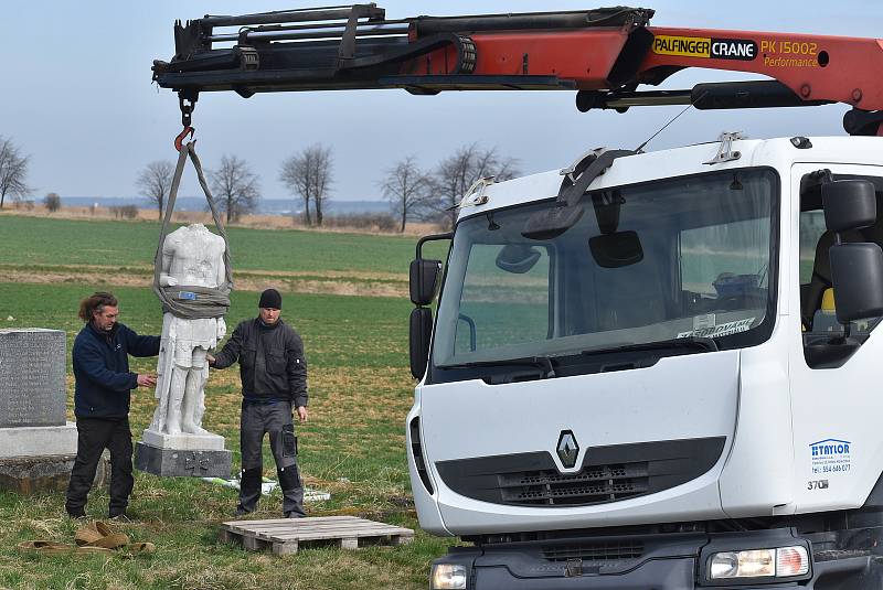 V Hlince před mnoha lety vandal změnil památník padlým  na Bezhlavého rytíře. V restaurátorské dílně rytířovi vrátí tvář, aby se zase stal důstojnou pietou.